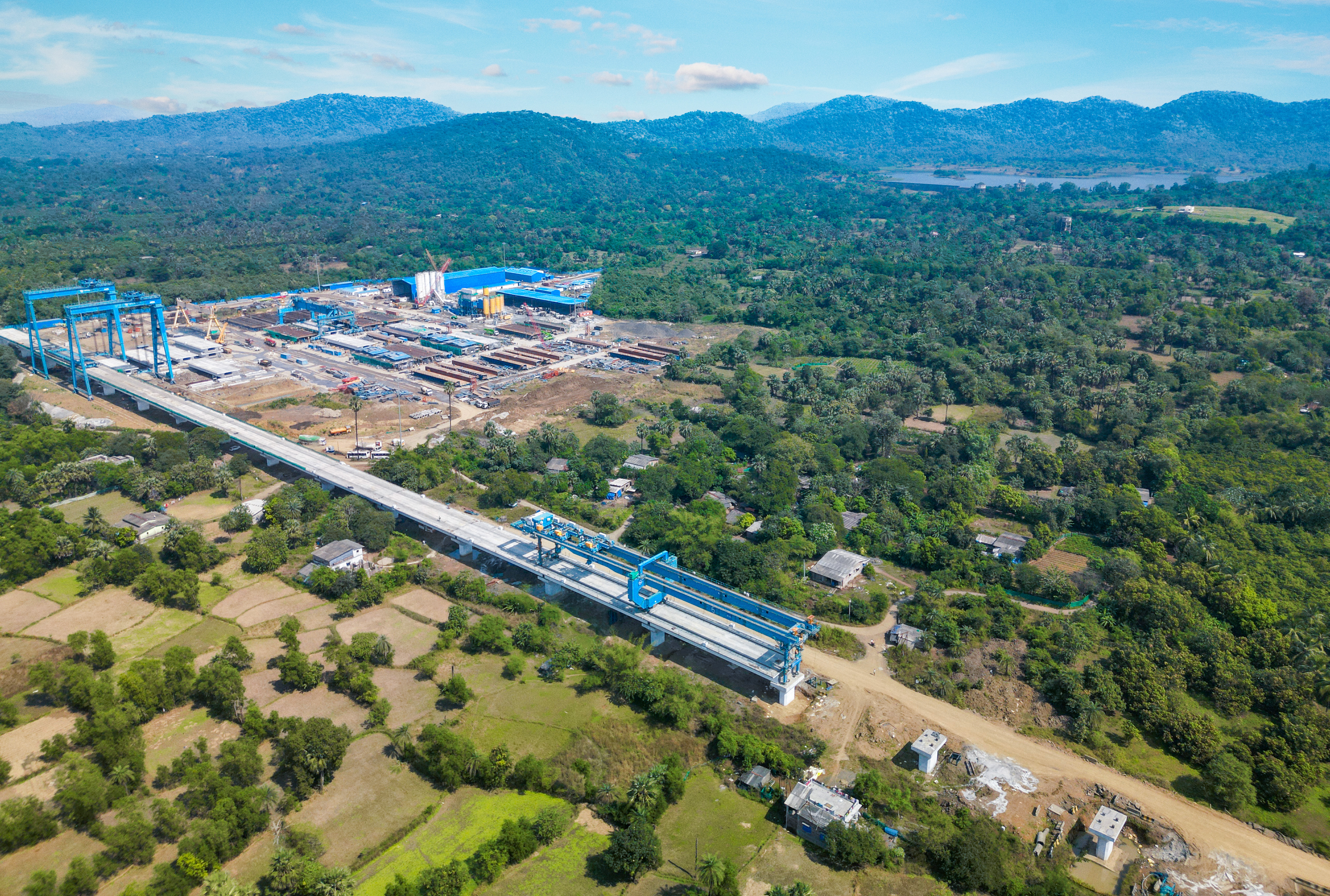 マハラシュトラ州パルガルにおいて、フルスパン架設工法を用いた高架橋の建設工事が進行中です。